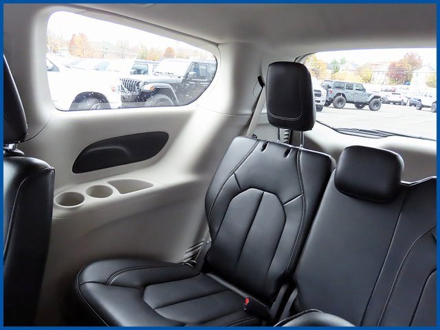 Used 2024 Chrysler Pacifica Touring-L image 11