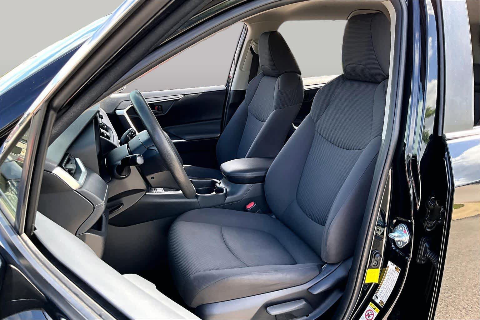 Used 2019 Toyota RAV4 LE w/ Carpet Mat Package FWD image 8