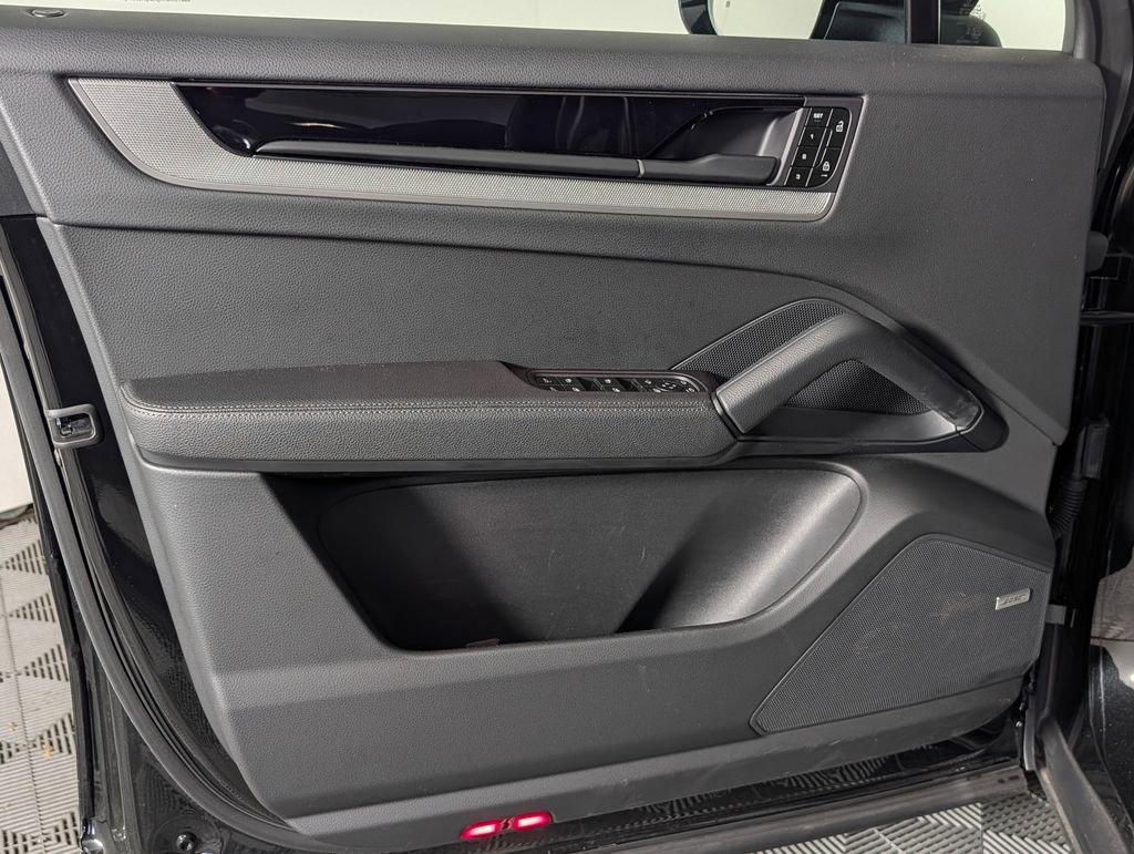 Certified 2025 Porsche Cayenne Coupe image 23