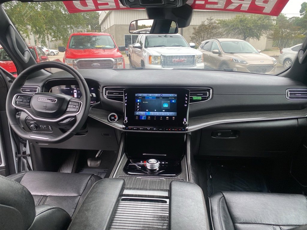 Used 2024 Jeep Wagoneer Series II w/ Flexible Seating Group image 29