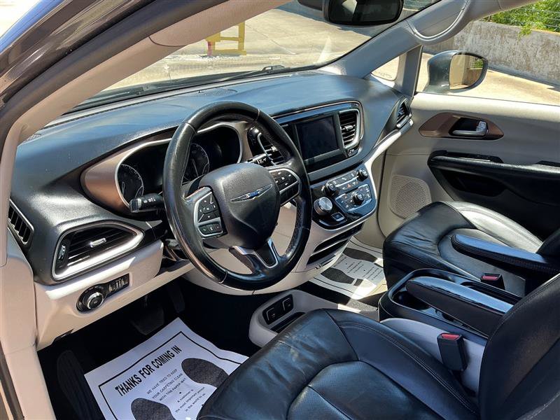 Used 2018 Chrysler Pacifica Touring-L FWD image 31