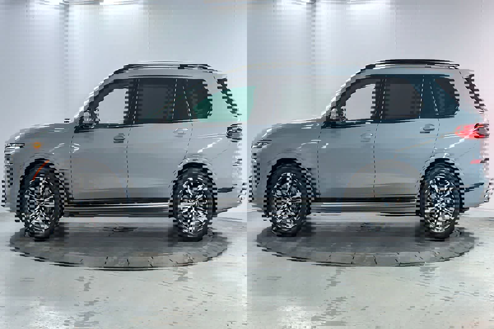 Certified 2024 BMW X7 xDrive40i w/ M Sport Package image 5