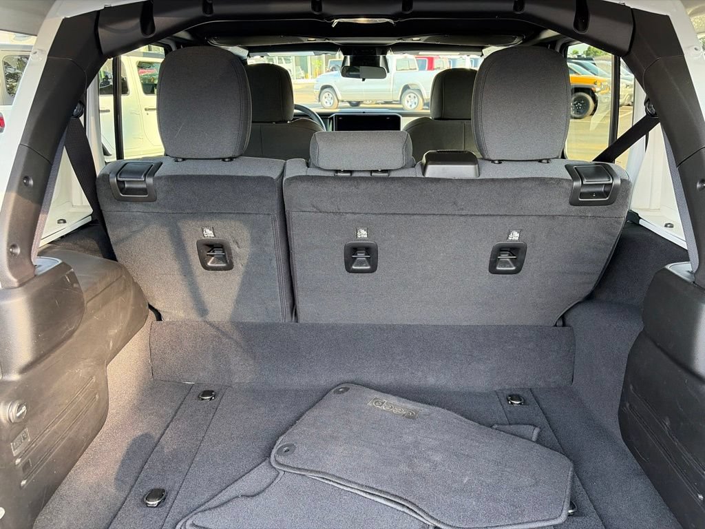 Used 2025 Jeep Wrangler Unlimited Sahara AWD/4WD image 10