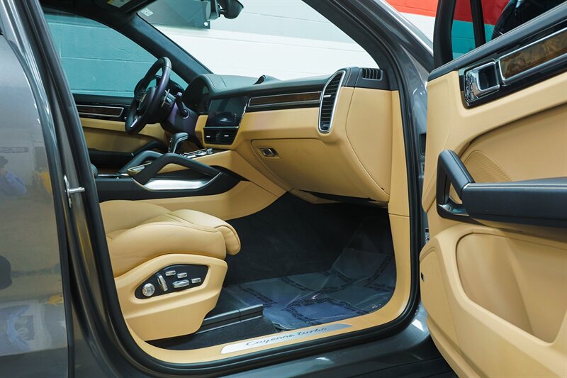 Used 2020 Porsche Cayenne Turbo AWD/4WD image 96