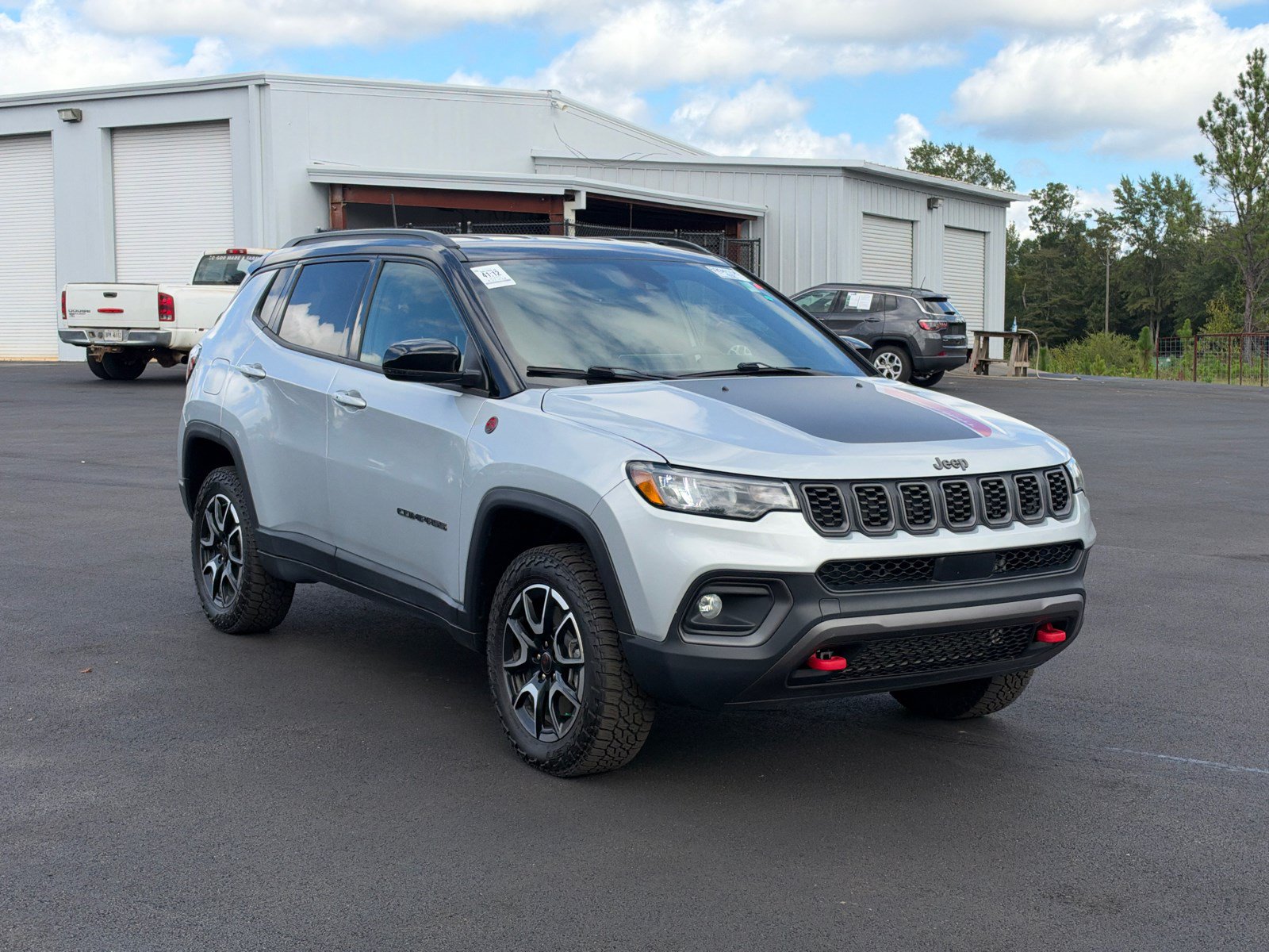 Used 2025 Jeep Compass Trailhawk w/ Trailhawk Convenience Group AWD/4WD image 3