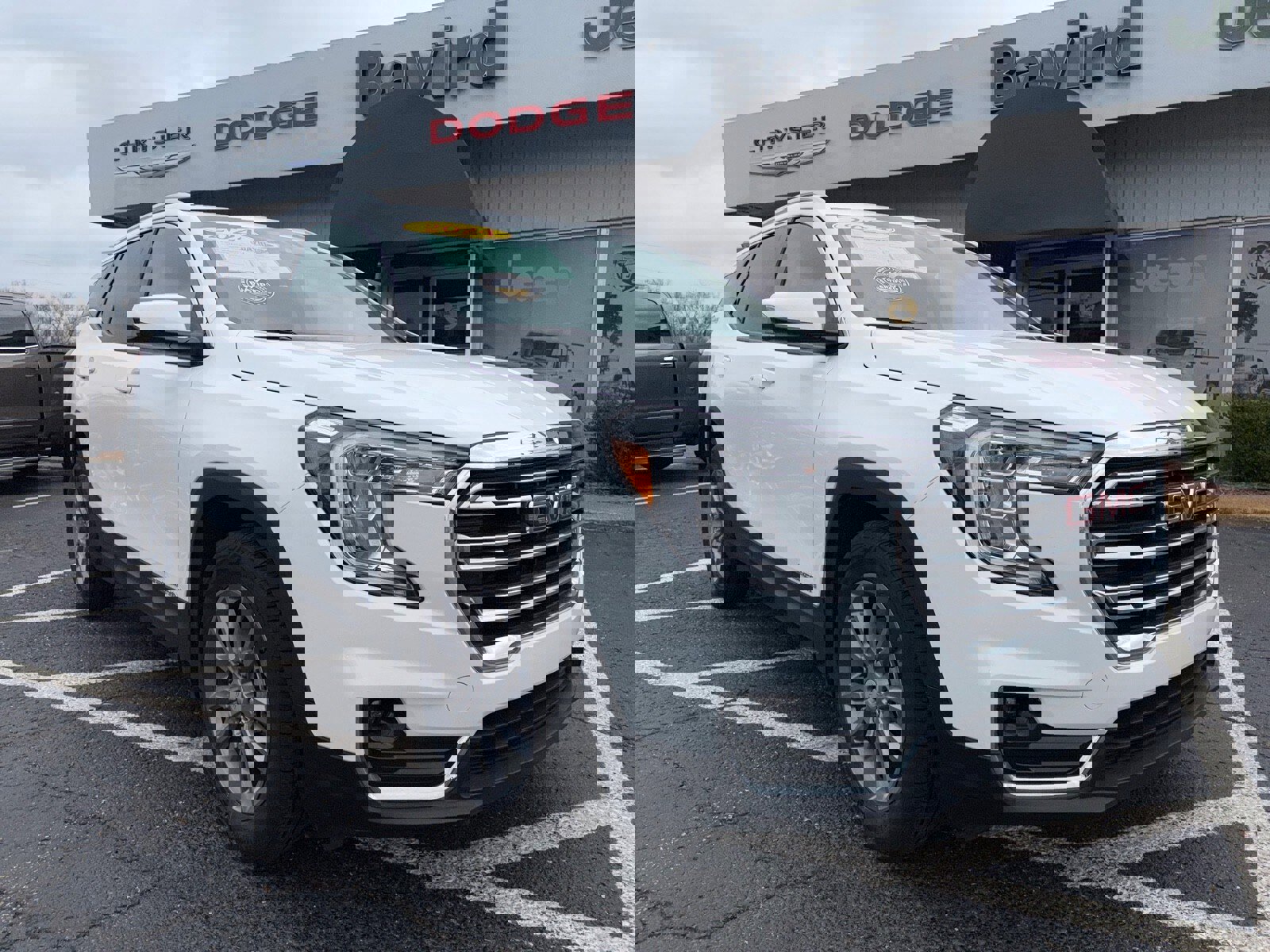 Used 2024 GMC Terrain SLT image 3