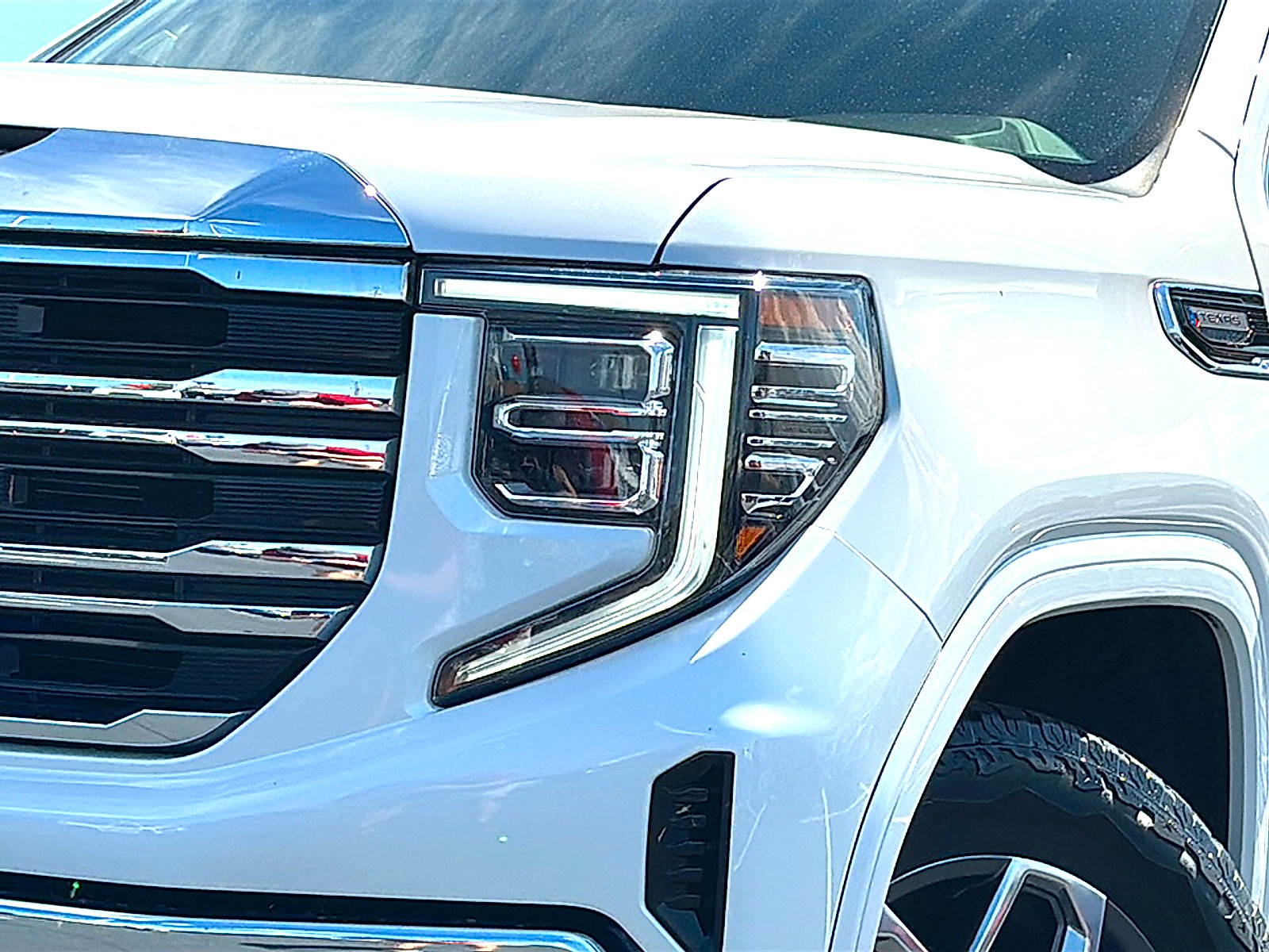 Used 2025 GMC Sierra 1500 SLT AWD/4WD image 4