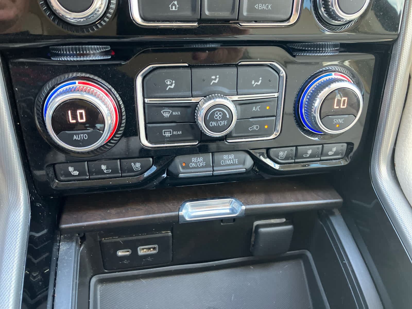 Used 2021 GMC Yukon Denali w/ Denali Premium Package RWD image 32