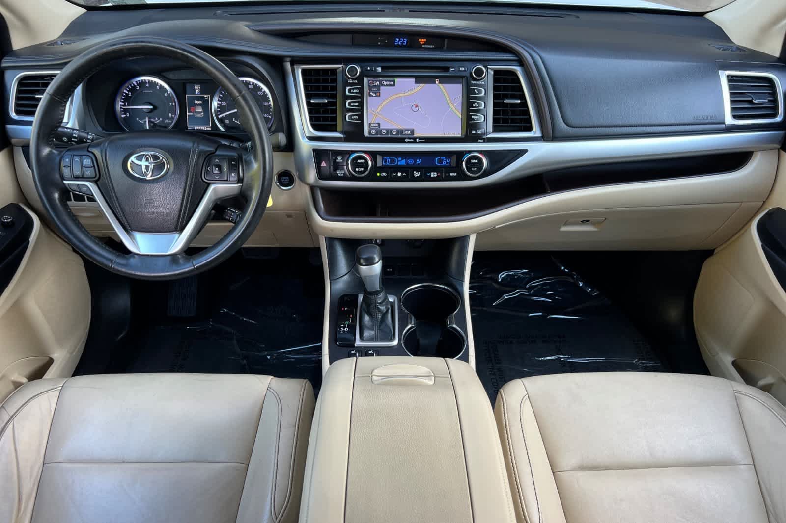 Used 2014 Toyota Highlander XLE FWD image 3