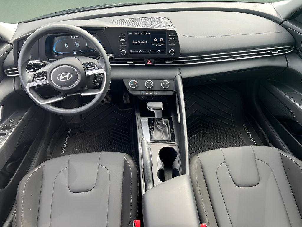 Used 2026 Hyundai Elantra SE FWD image 17