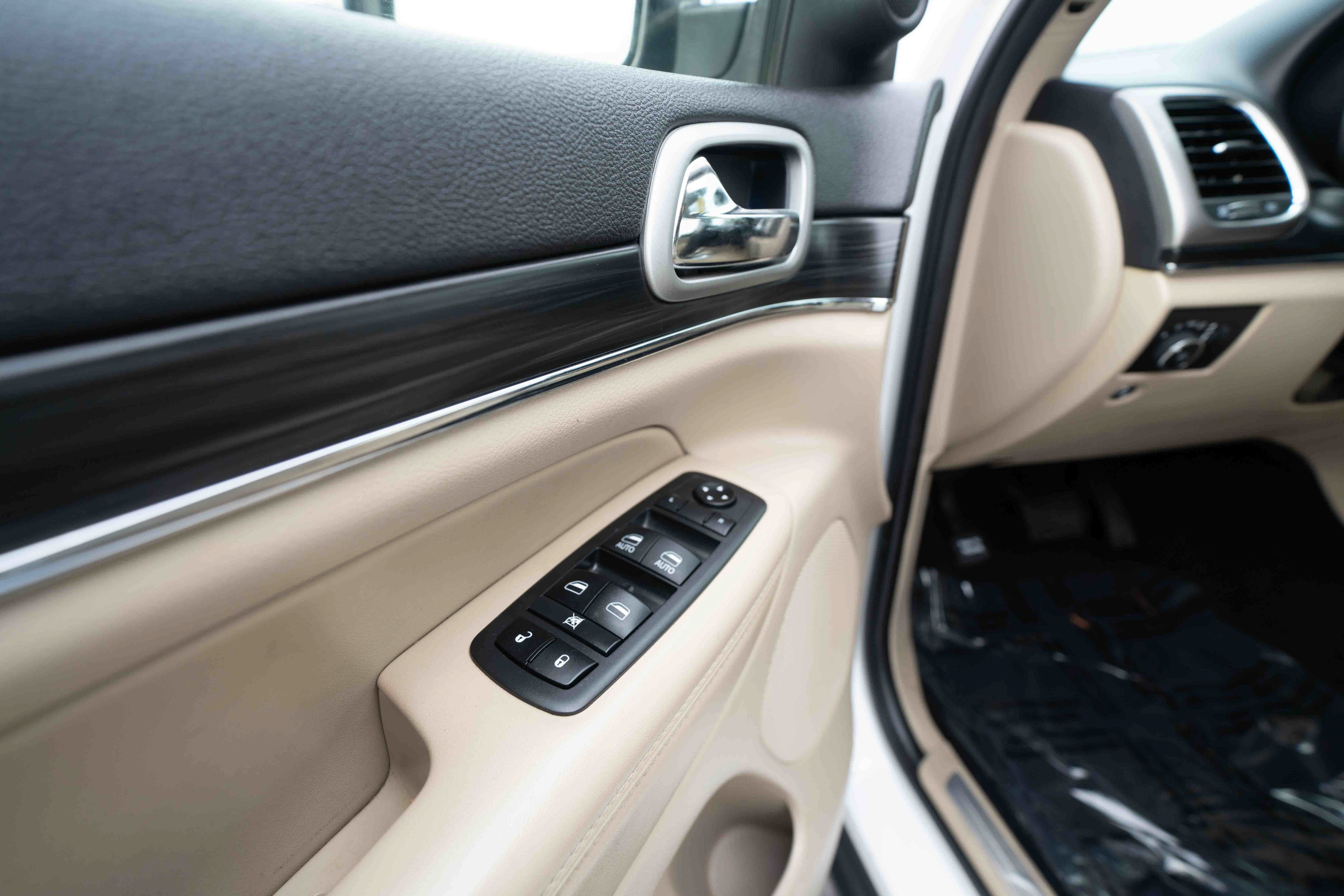 Used 2019 Jeep Grand Cherokee Limited AWD/4WD image 7