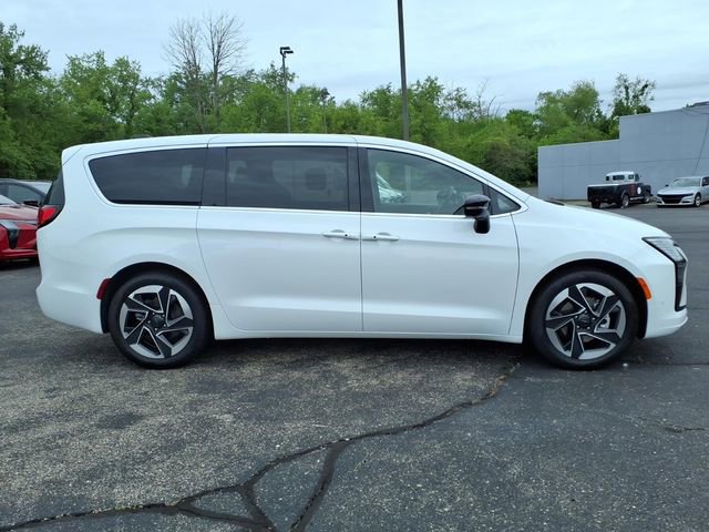 New 2027 Chrysler Pacifica Limited FWD image 8