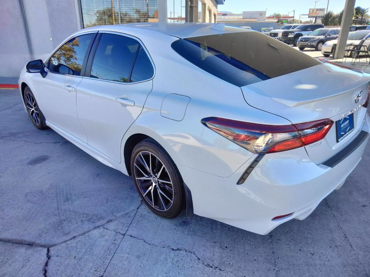 Used 2022 Toyota Camry SE image 5