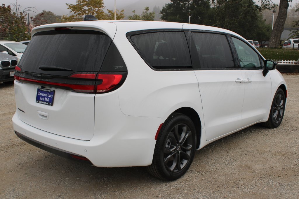 New 2026 Chrysler Pacifica Select image 4
