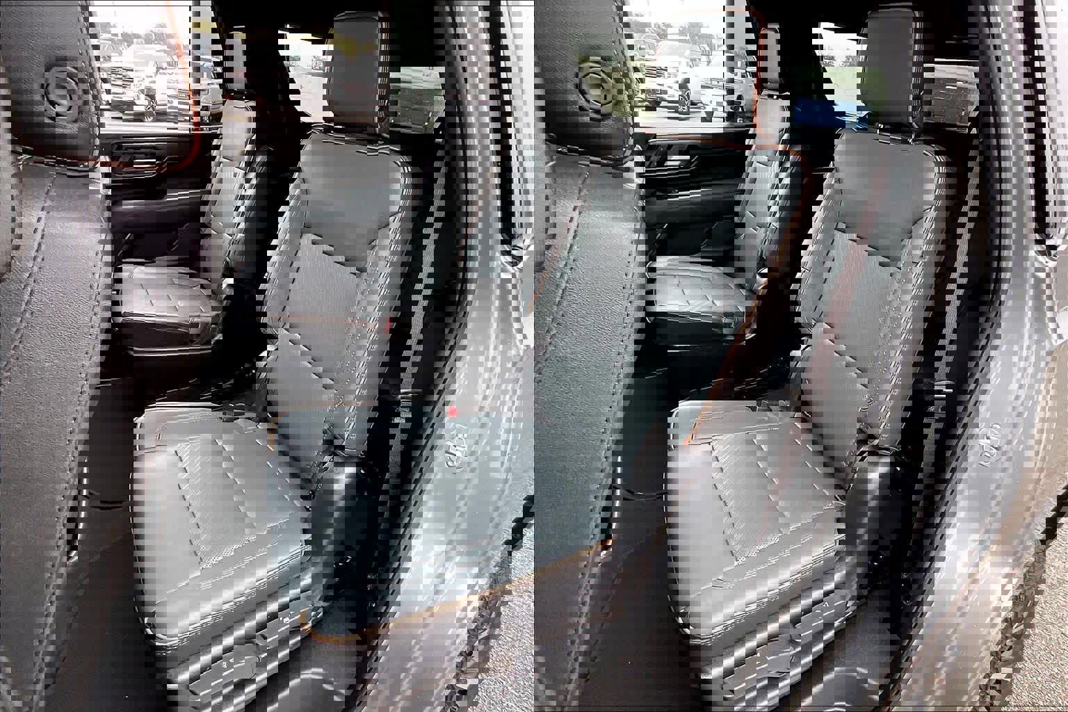 Used 2025 GMC Yukon AT4 w/ AT4 Premium Package image 18