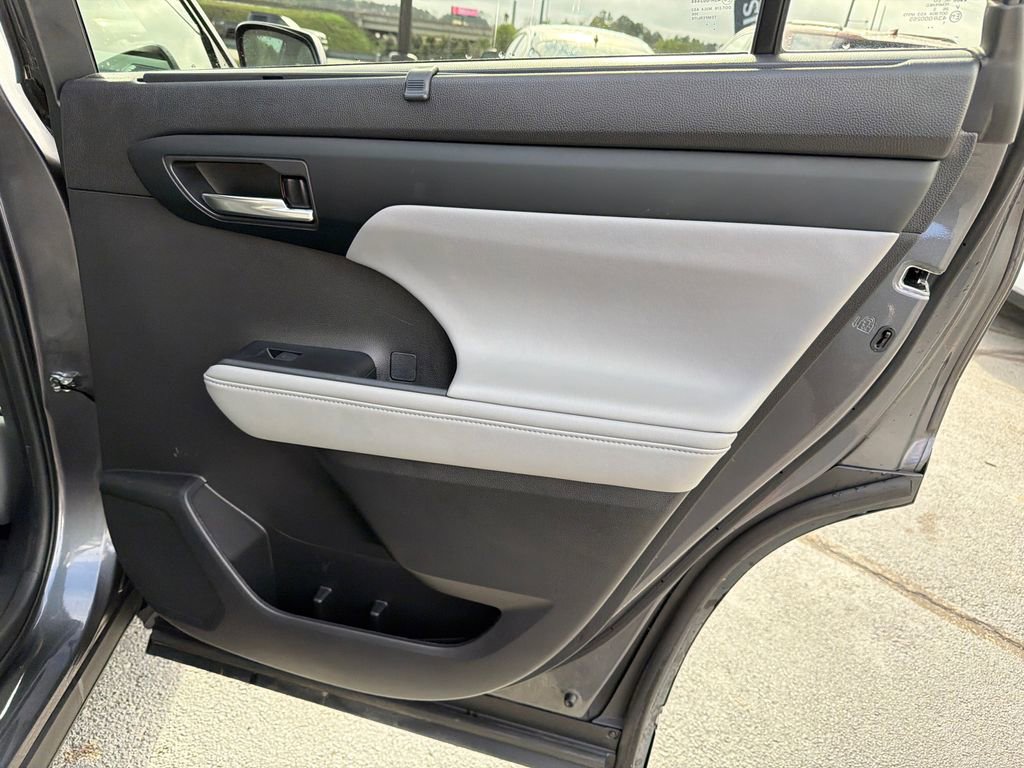 Used 2023 Toyota Highlander XLE image 16