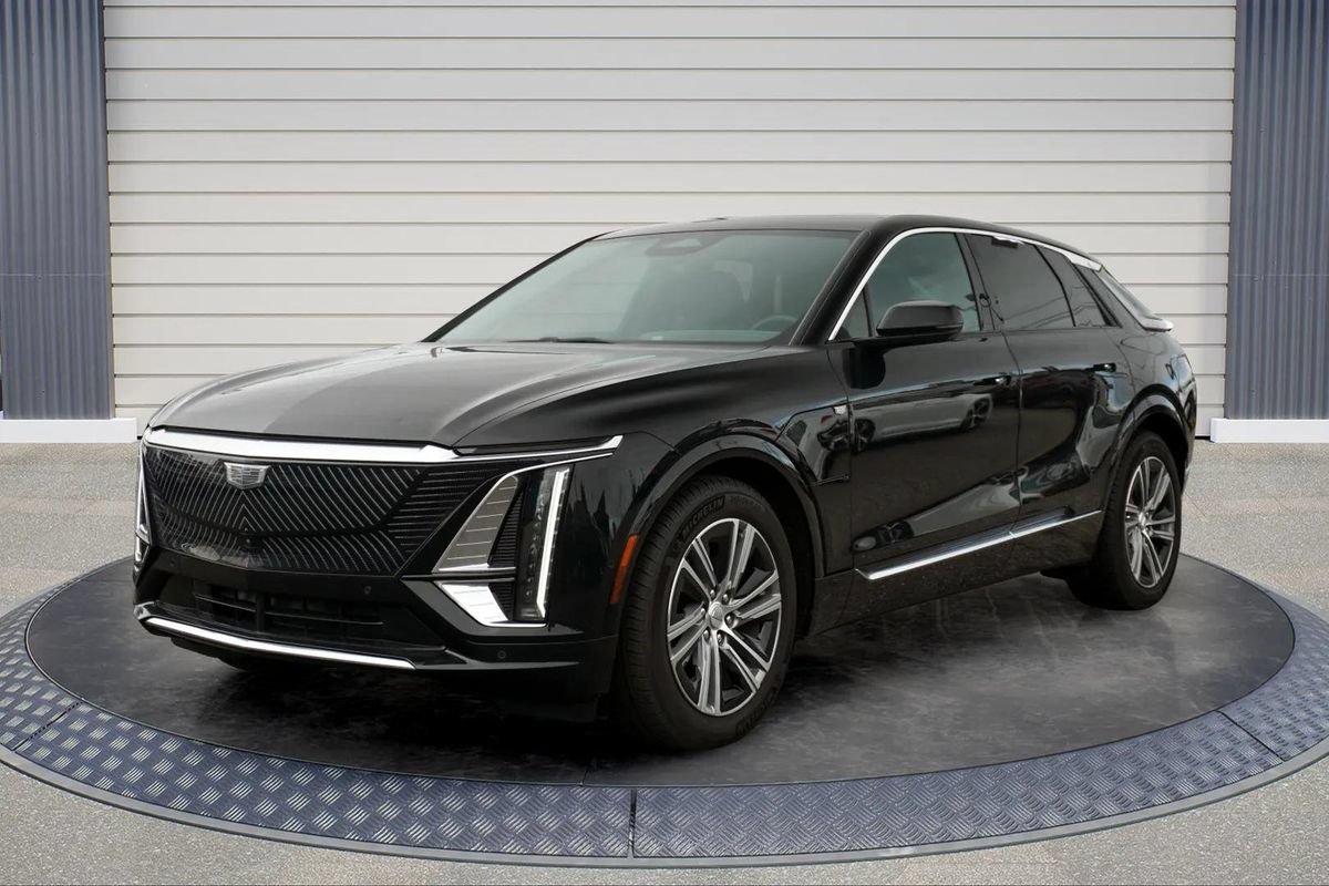 Used 2024 Cadillac Lyriq Luxury RWD image 3