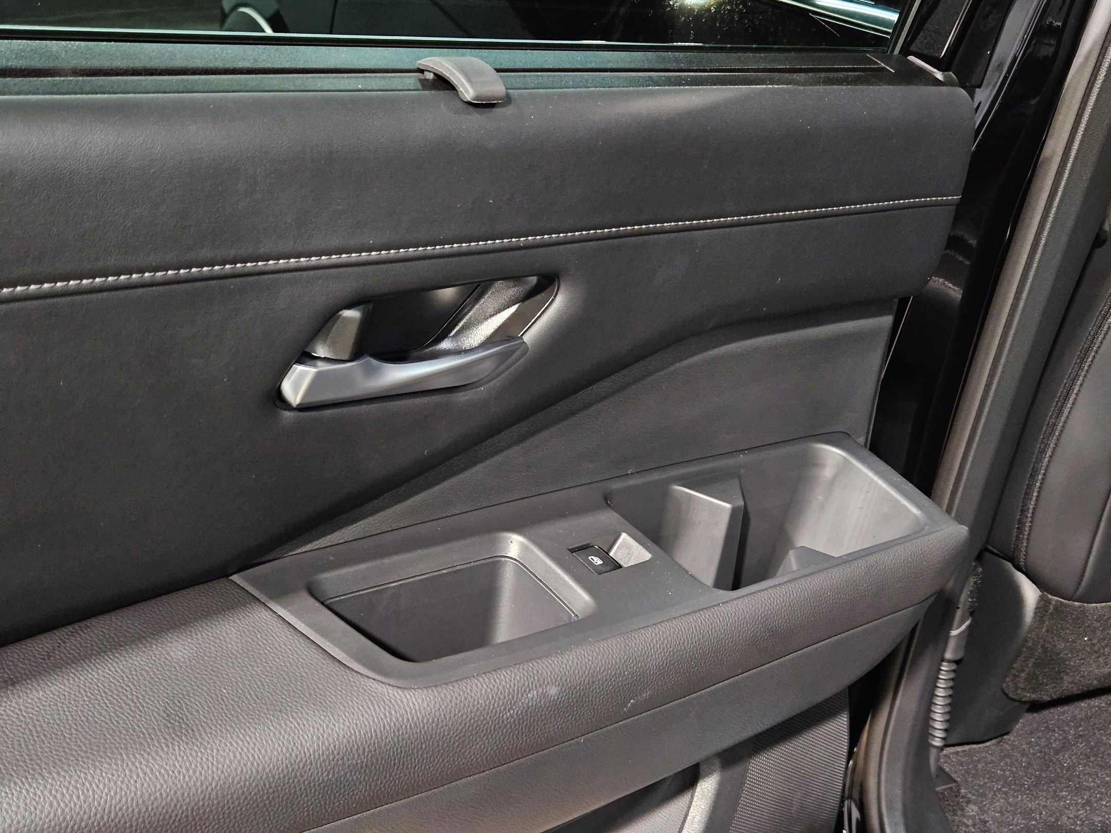 Used 2025 Nissan Pathfinder SL w/ Cargo Package image 34