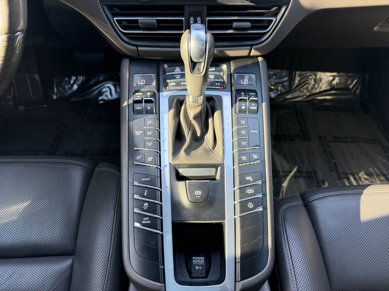 Used 2021 Porsche Macan Turbo image 16