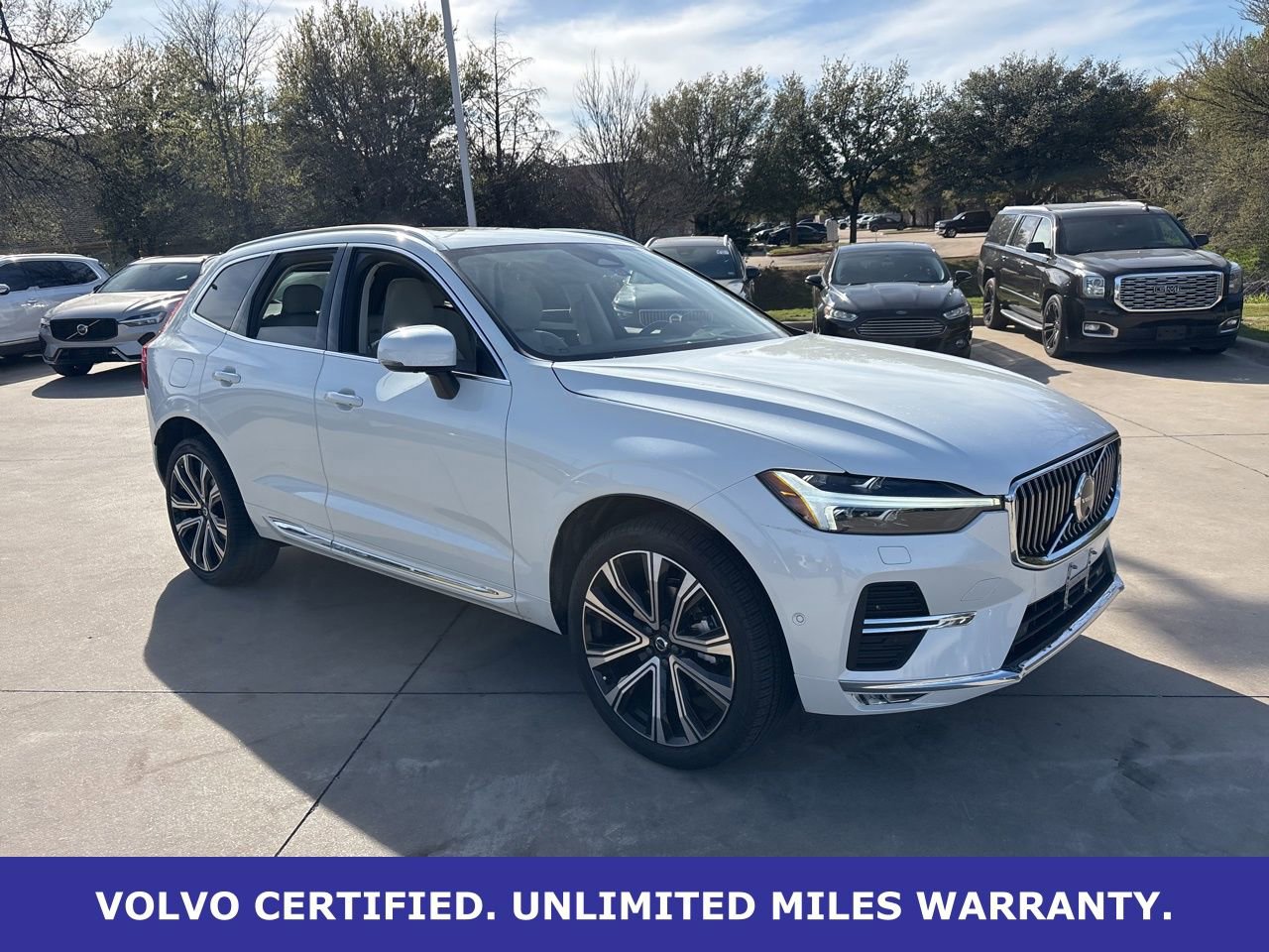 Used 2023 Volvo XC60 B5 Ultimate w/ Climate Package image 3