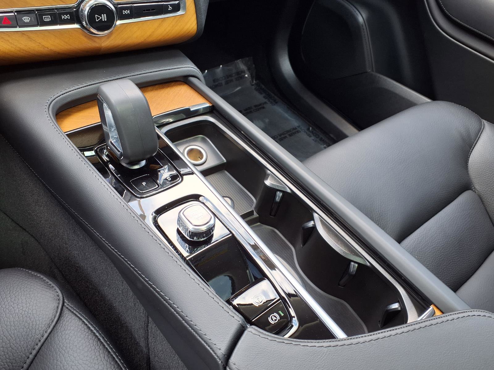 Certified 2024 Volvo XC90 B5 Plus w/ Protection Package Premier image 26