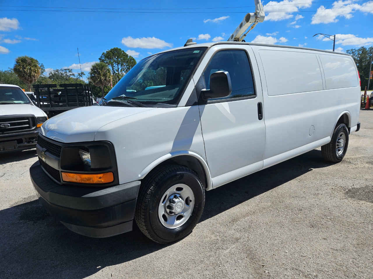 Used 2017 Chevrolet Express 3500 Extended image 2