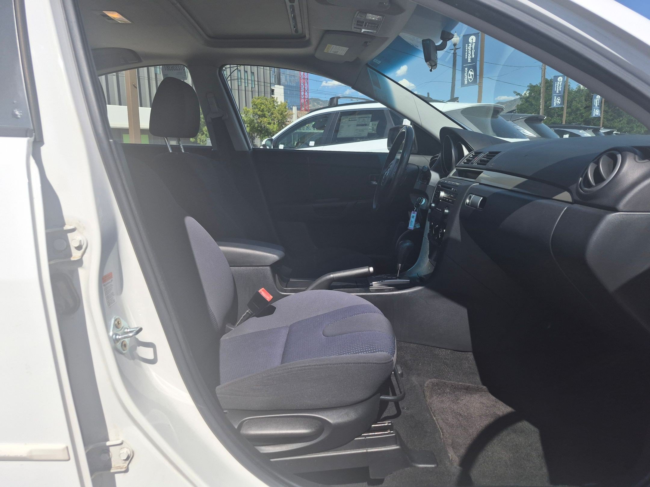 Used 2005 MAZDA MAZDA3 s w/ Moonroof & 6-CD Pkg FWD image 30