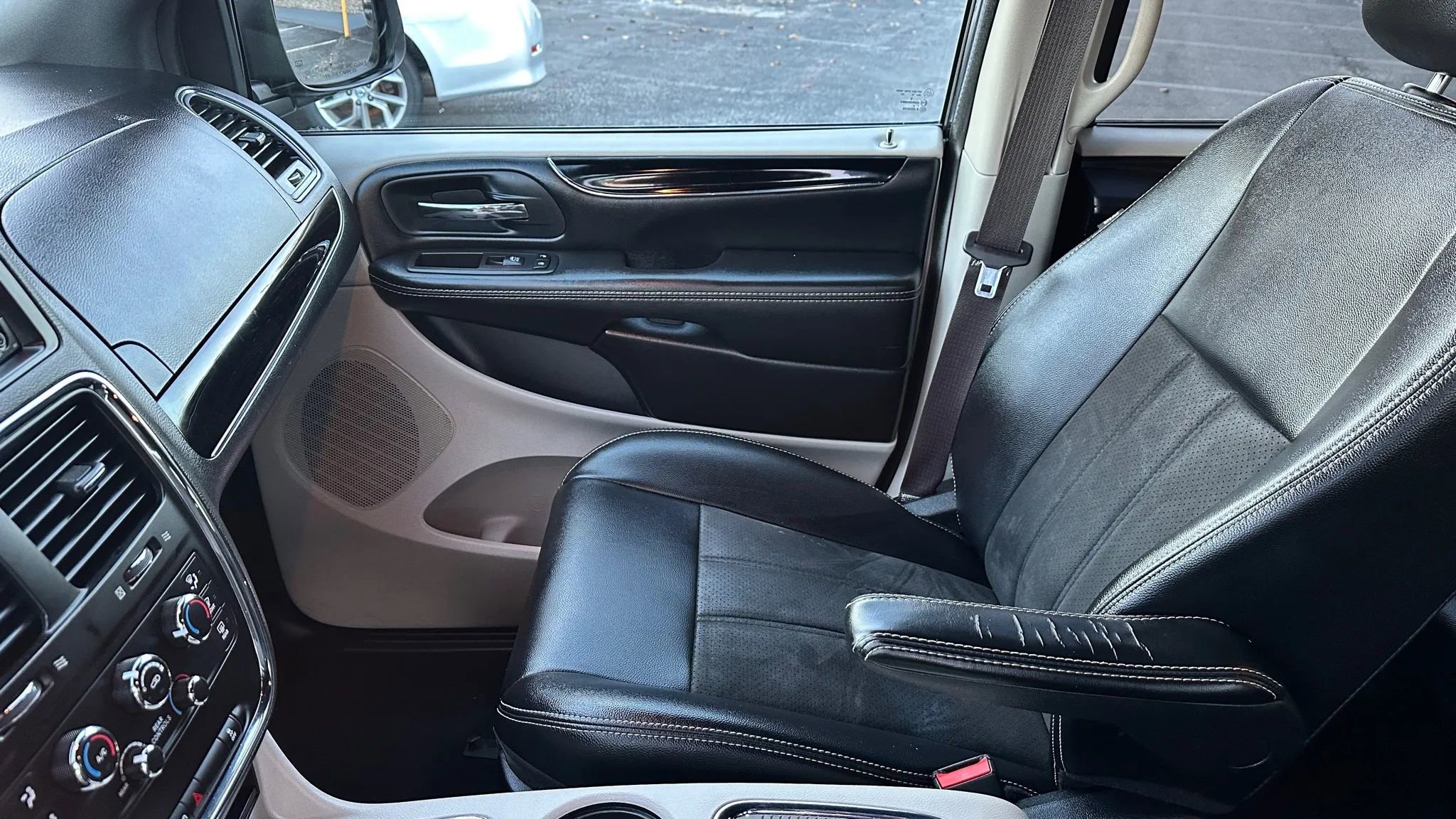 Used 2019 Dodge Grand Caravan SXT image 13