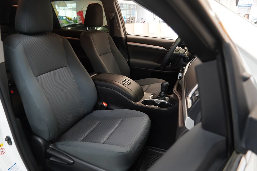 Used 2019 Toyota Highlander LE AWD/4WD image 35