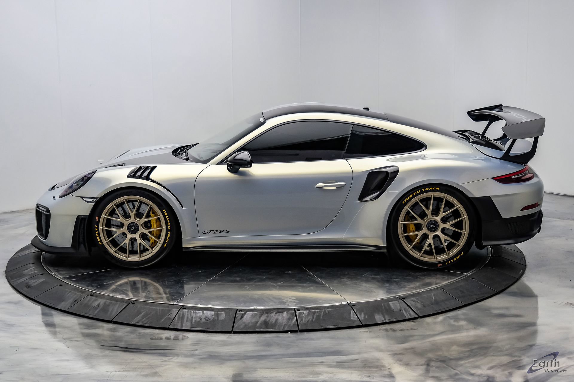 Used 2018 Porsche 911 GT2 RS w/ Weissach Package RWD image 9