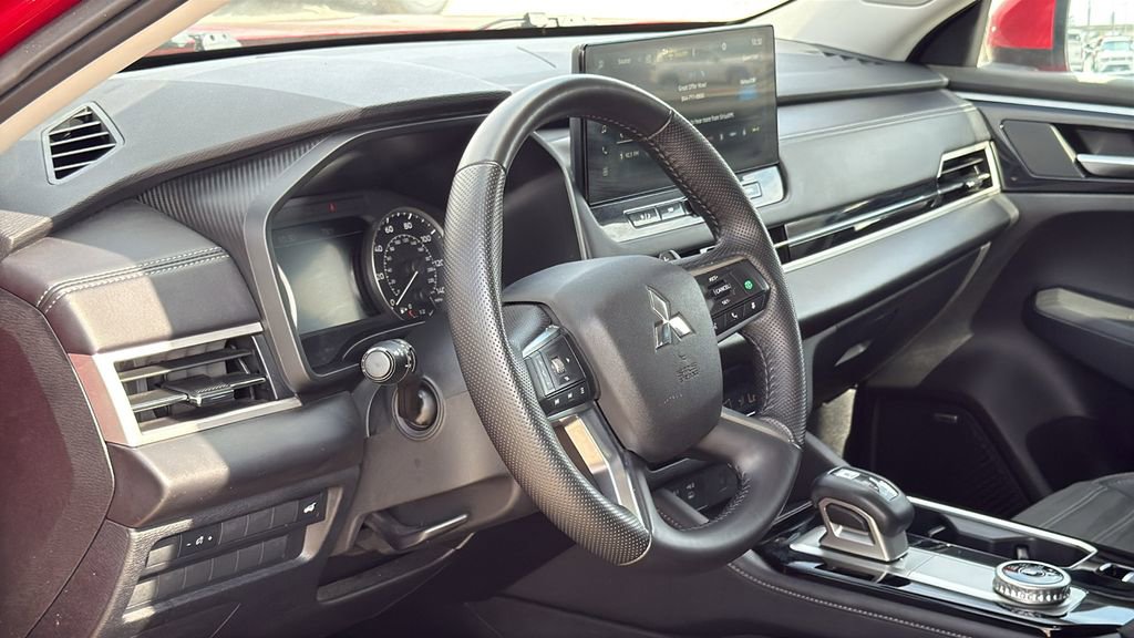 Used 2025 Mitsubishi Outlander SE image 10