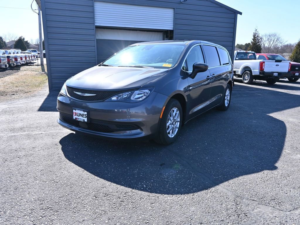 Used 2023 Chrysler Voyager LX image 3
