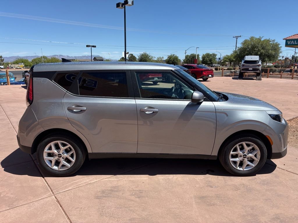 Used 2025 Kia Soul LX FWD image 9