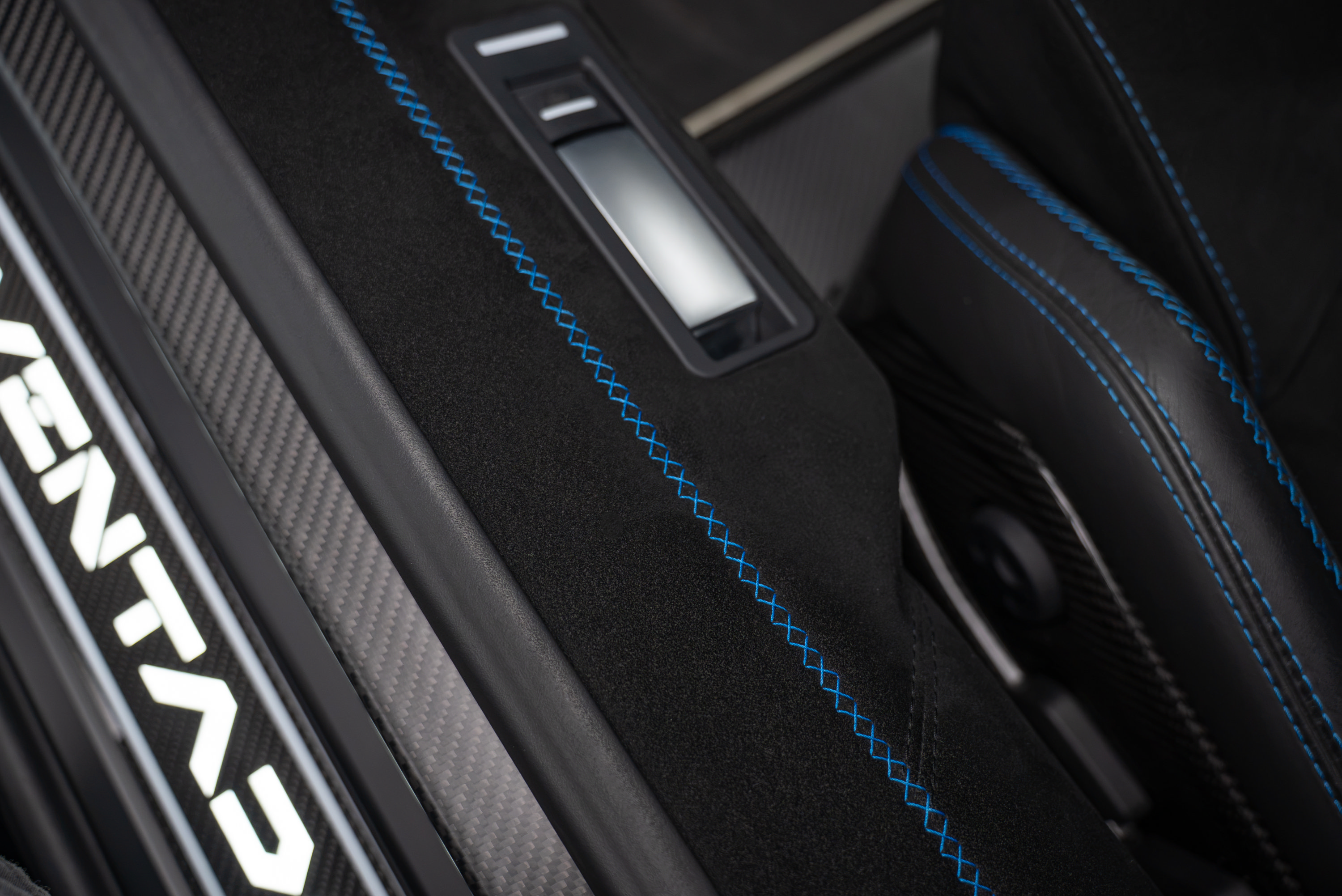 Used 2020 Lamborghini Aventador SVJ AWD/4WD image 12