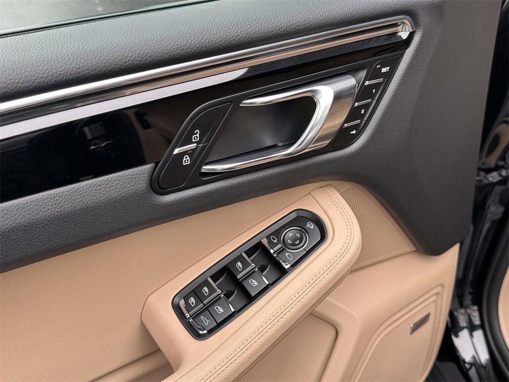 Used 2025 Porsche Macan image 17