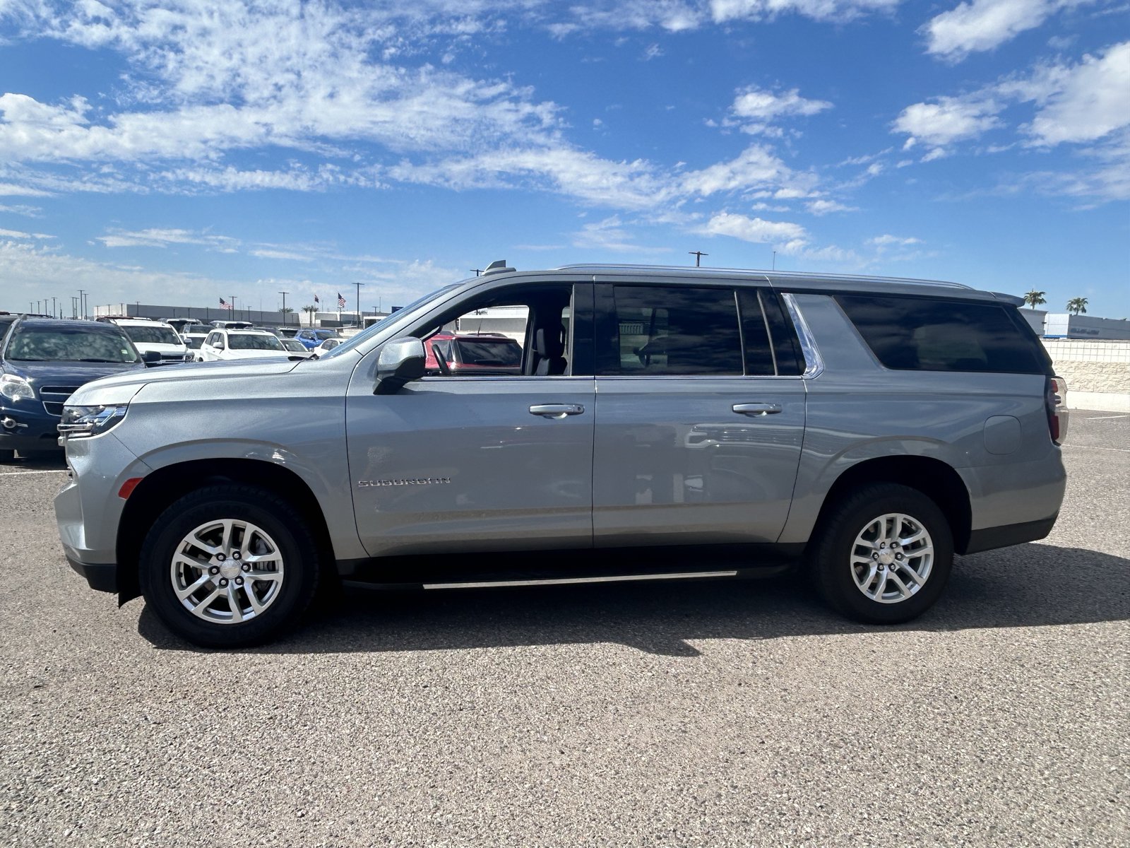 Used 2024 Chevrolet Suburban LT RWD image 2