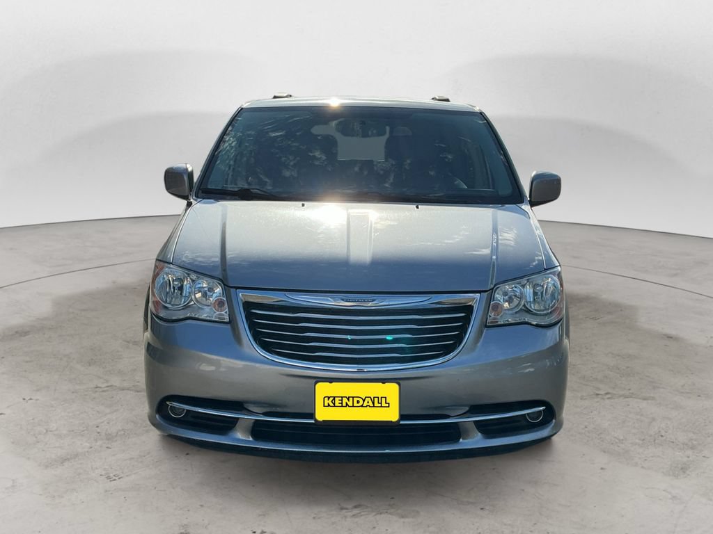 Used 2016 Chrysler Town & Country Touring FWD image 2
