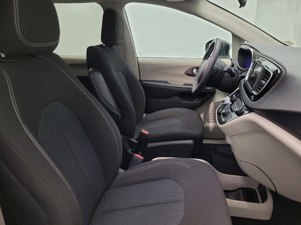 Used 2022 Chrysler Voyager LX image 21
