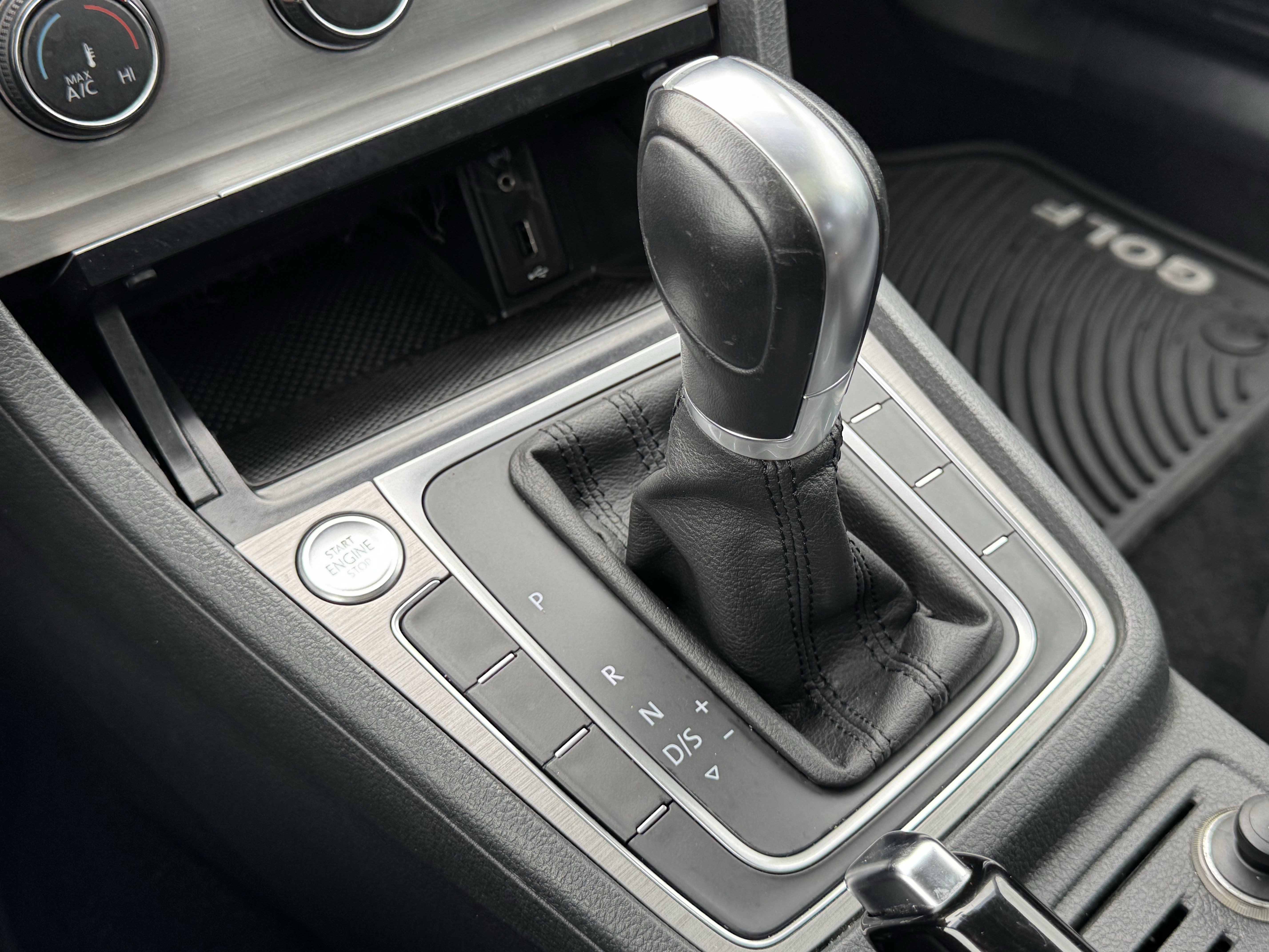 Used 2016 Volkswagen Golf SE image 31