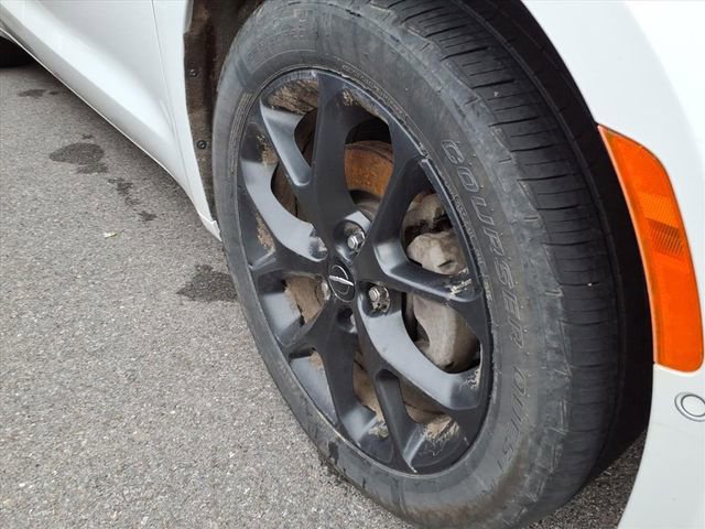 Used 2023 Chrysler Pacifica Touring-L w/ Uconnect Theater Family Group image 4