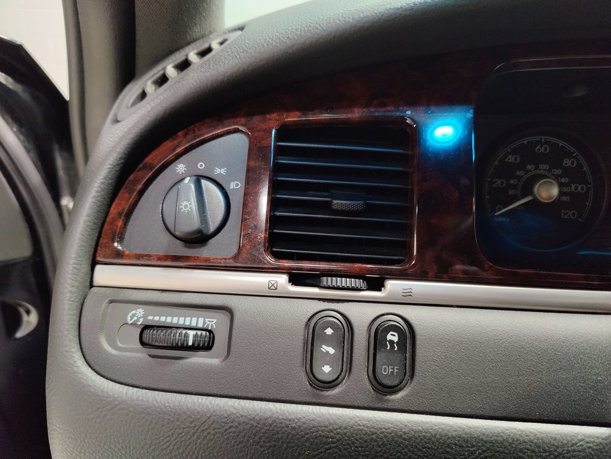 Used 2011 Lincoln Town Car Executive L RWD image 33