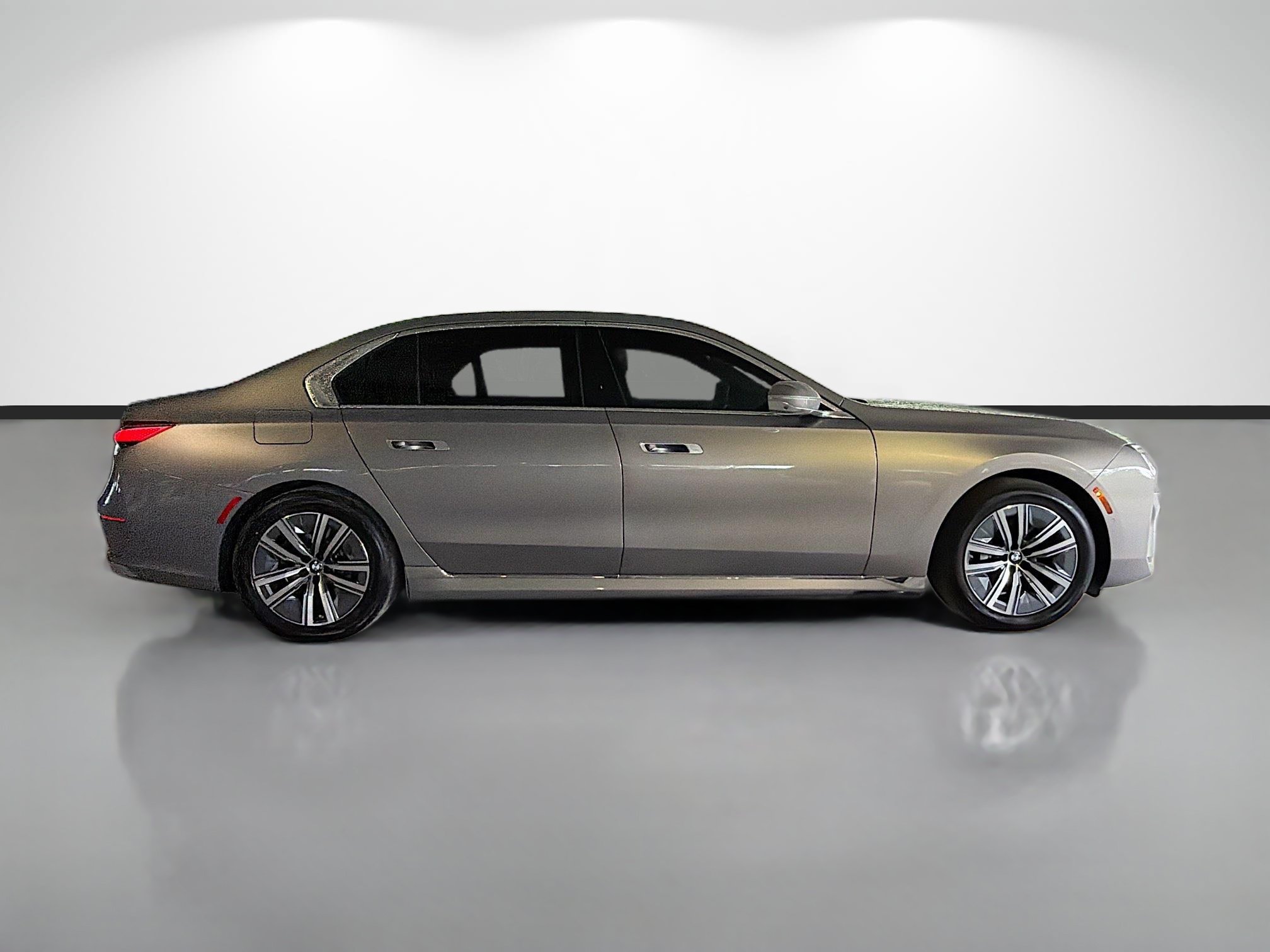 Used 2024 BMW i7 eDrive50 RWD image 2