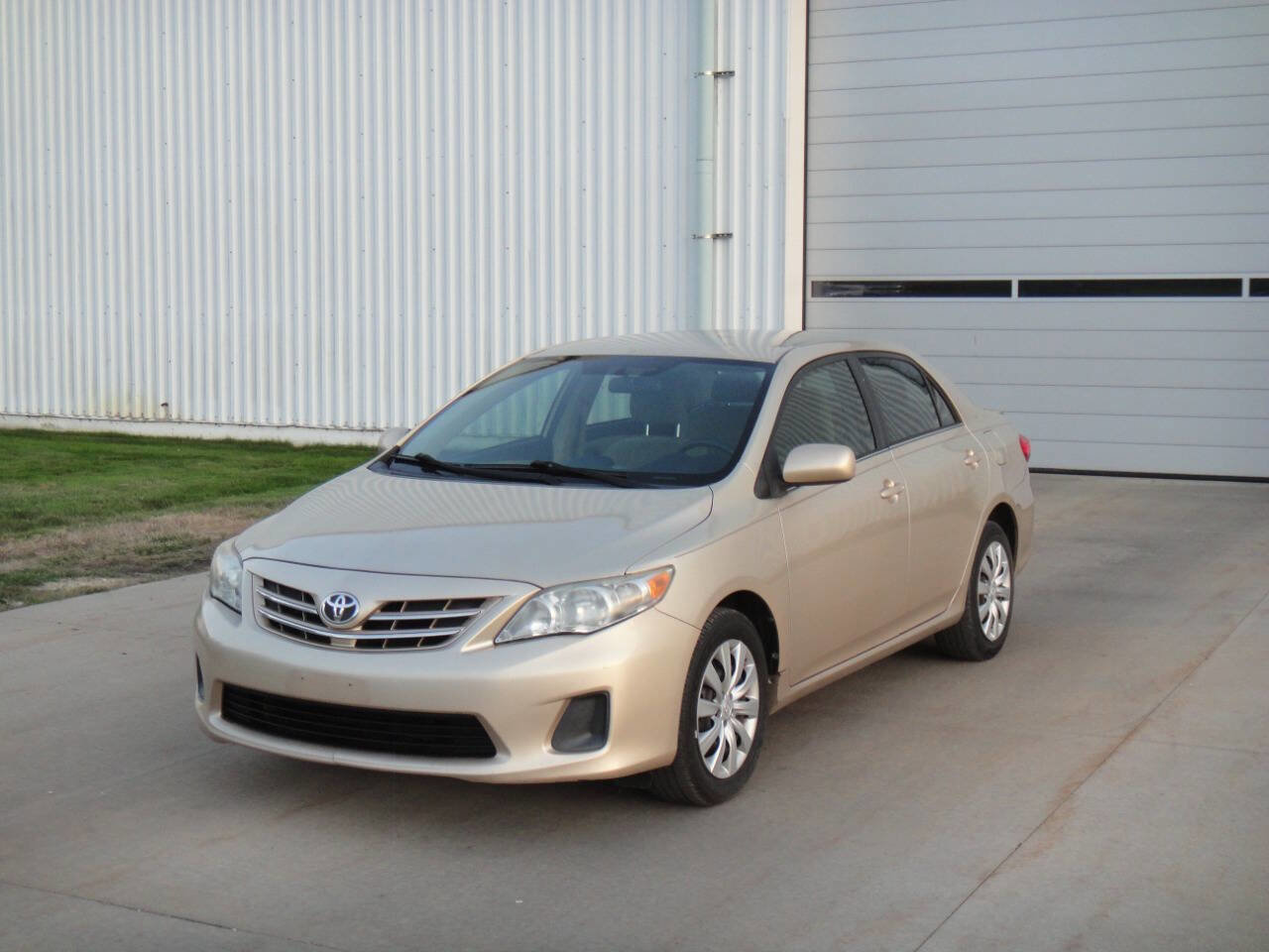 Used 2013 Toyota Corolla LE image 2
