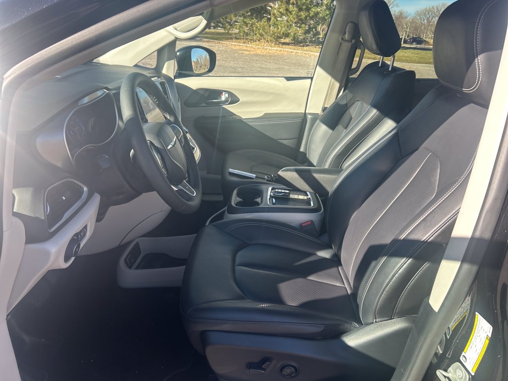 Used 2024 Chrysler Pacifica Touring-L FWD image 10