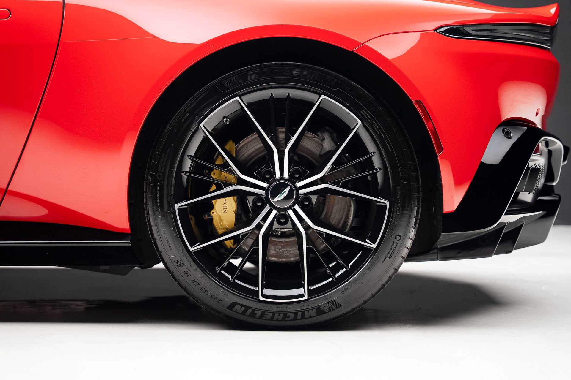 Used 2023 Aston Martin V8 Vantage Coupe RWD image 21