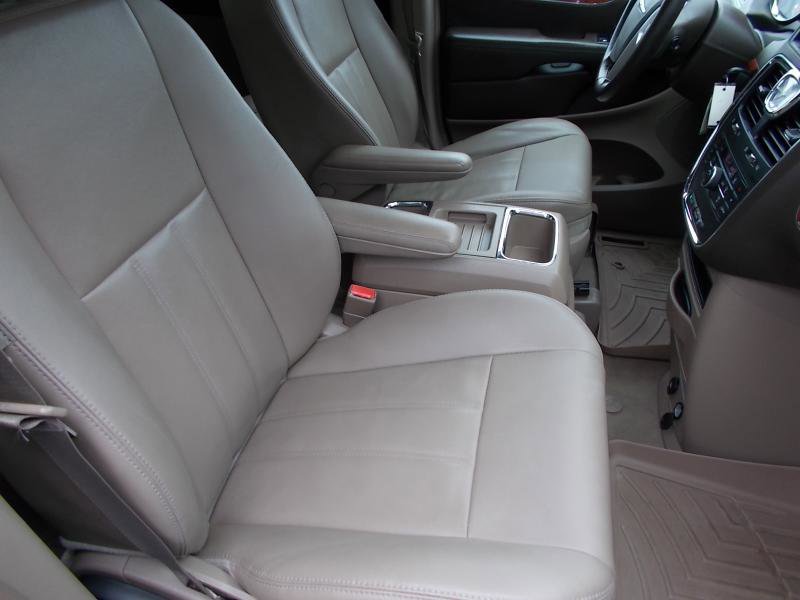 Used 2016 Chrysler Town & Country Touring image 20