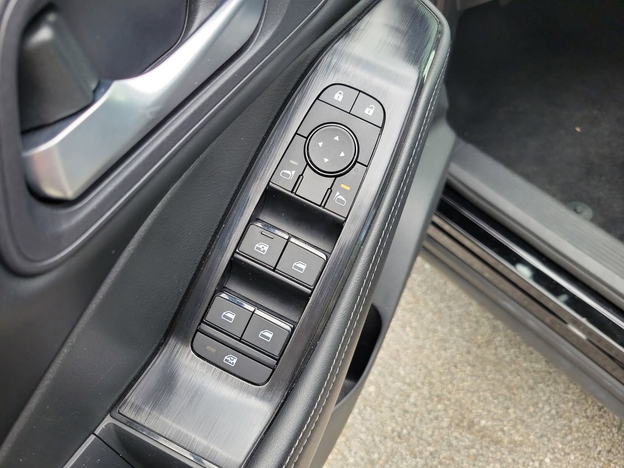 Used 2025 Nissan Rogue SV image 15