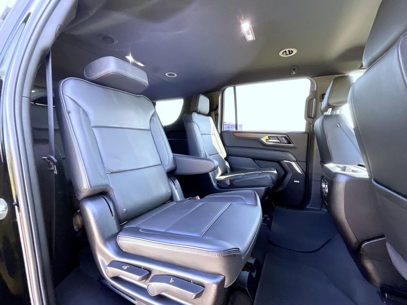 Used 2025 GMC Yukon XL Denali AWD/4WD image 18