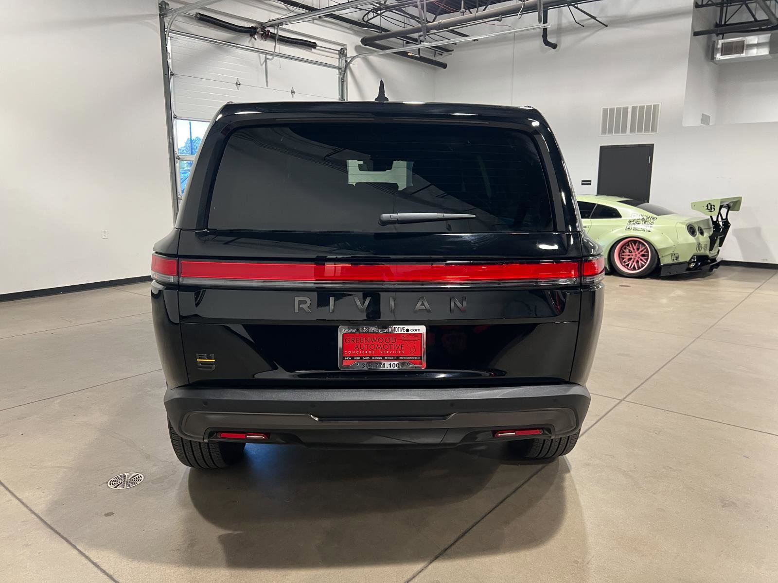 Used 2025 Rivian R1S Premium image 4