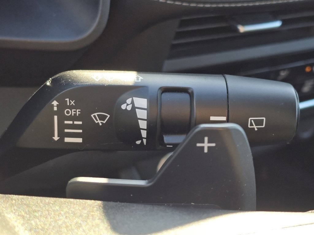 Used 2023 Nissan Rogue S image 29